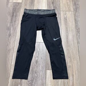 🏋🏻‍♀️Nike Pro hypercool Compression Capri legging size medium.